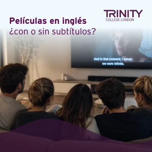 familia viendo en la televisión una peíicula en inglés con subtítulos